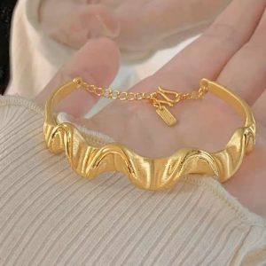Wavy satin bracelet, Xiaohongshu's new gold-plated niche sparkling hand ornament, light luxury, personality and versatile gifts