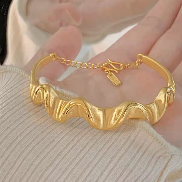 Wavy satin bracelet, Xiaohongshu's new gold-plated niche sparkling hand ornament, light luxury, personality and versatile gifts - Image 5