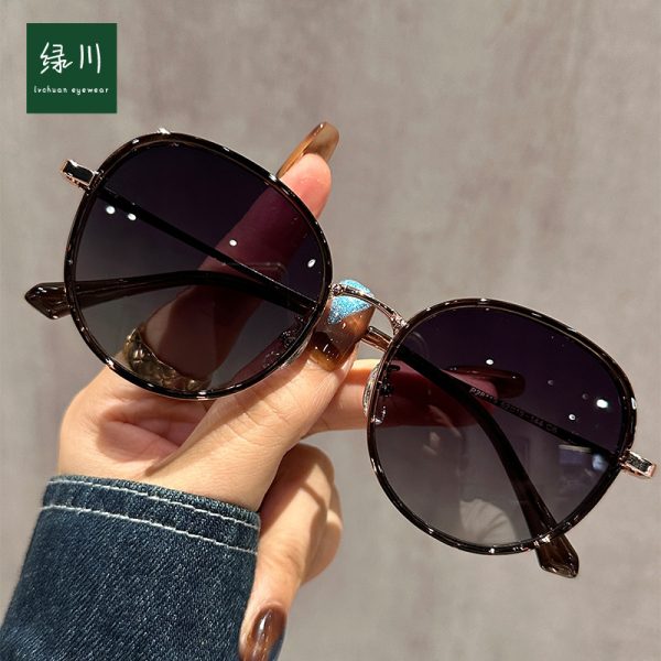 P28119 Japanese and Korean hot selling sweet round frame sunglasses female manufacturer mixed batch out of the street to pose for high-end dark brown tea sunglasses