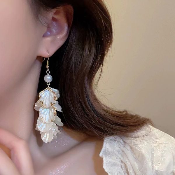 Petal tassel pearl earrings 2025 new explosive versatile light luxury earrings earhooks French temperament earrings for women - Image 2