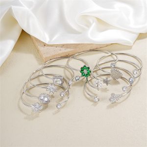 European and American hot-selling small daisy flower zircon bracelet snowflake bracelet female design sense niche sense of luxury original light luxury