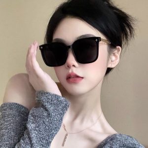 High-end sunglasses women's face small 2023 new chain leg star sunglasses big face thin black