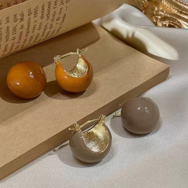 Retro coffee color round temperament premium earrings women's autumn and winter French buckle premium sense 2022 new trendy earrings