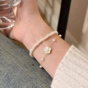 Camellia double-layered pearl bracelet for girls, light luxury, niche delicate hand ornaments, elegant temperament, high-end accessories