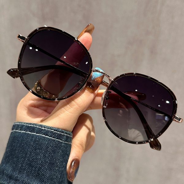 P28119 Japanese and Korean hot selling sweet round frame sunglasses female manufacturer mixed batch out of the street to pose for high-end dark brown tea sunglasses - Image 2