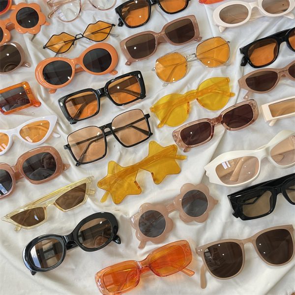 Retro milk tea, leopard print, European and American millennial sweet cool hot girl, orange sunglasses, women's Hong Kong style street photography sunscreen sunglasses