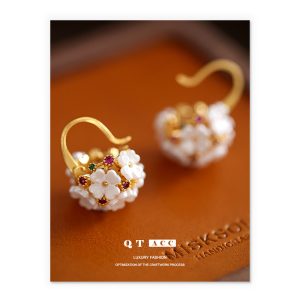 Brass plated with 18K real gold French retro elegance sweet and light luxury style cutout flower earrings new earrings