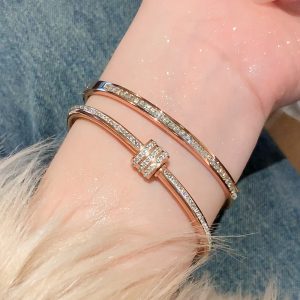 Rose gold titanium steel bracelet women's high-end sense bracelet light luxury niche zircon bracelet plain circle bracelet hand jewelry
