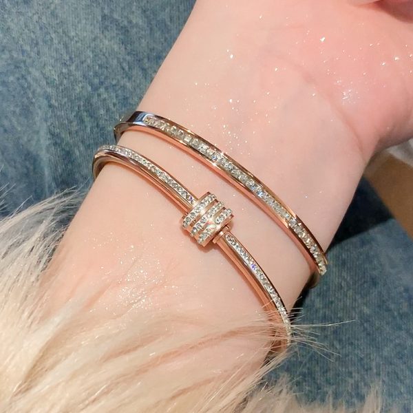 Rose gold titanium steel bracelet women's high-end sense bracelet light luxury niche zircon bracelet plain circle bracelet hand jewelry - Image 4
