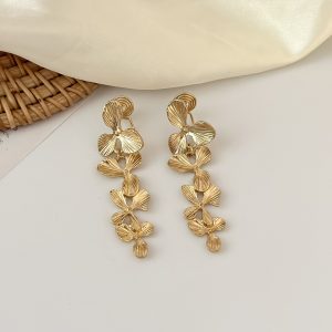 Lilac flower earrings, retro temperament, exaggerated golden leaves, no ear holes, earrings, mosquito coils, disc ear clips, vintage style
