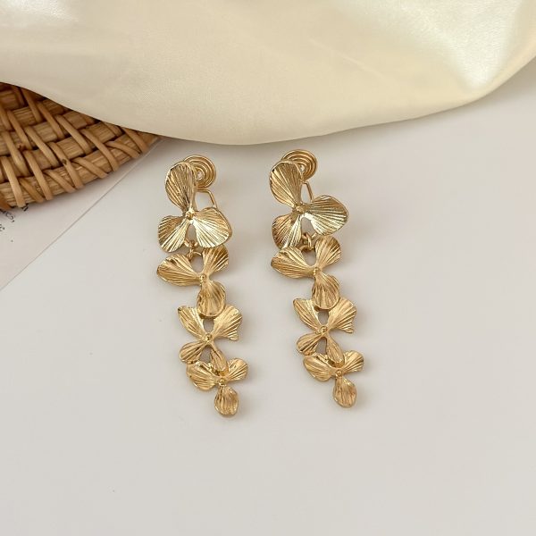 Lilac flower earrings, retro temperament, exaggerated golden leaves, no ear holes, earrings, mosquito coils, disc ear clips, vintage style - Image 3