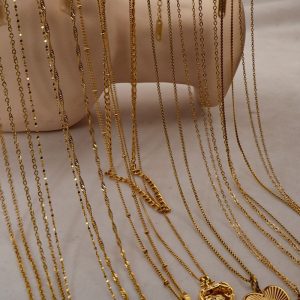 European and American retro 18K gold mother-of-pearl heart-shaped titanium steel necklace Women's French stainless steel zircon heart pendant clavicle chain