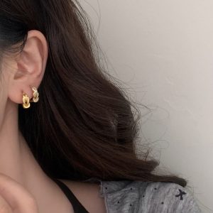 European and American niche design lucky knot earrings women's versatile high-end twist earrings French retro stud earrings ear accessories