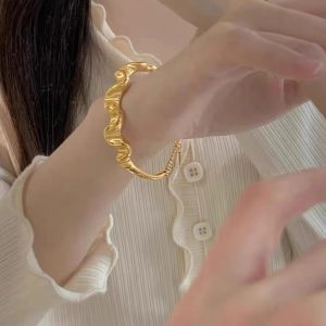 Wavy satin bracelet, Xiaohongshu's new gold-plated niche sparkling hand ornament, light luxury, personality and versatile gifts