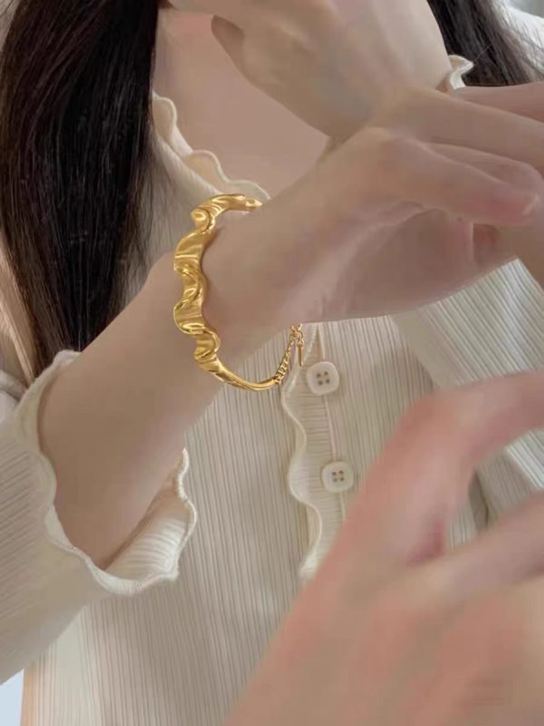 Wavy satin bracelet, Xiaohongshu's new gold-plated niche sparkling hand ornament, light luxury, personality and versatile gifts - Image 4