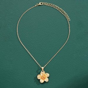 Cross-border hot selling pleated flower pendant necklace fashion personality women's metal collarbone chain simple temperament necklace