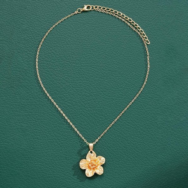 Cross-border hot selling pleated flower pendant necklace fashion personality women's metal collarbone chain simple temperament necklace - Image 3