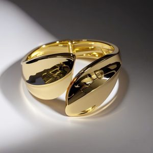 European and American fashion women's bracelets have exaggerated personalities, symmetrical leaves, large glossy high-quality hand accessories, and factory spot direct sales