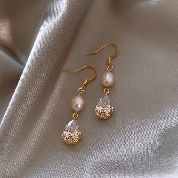 Rice grains, freshwater pearls, zircon, water drop earrings, women's French elegant temperament earrings, Korean fashion commuter earrings