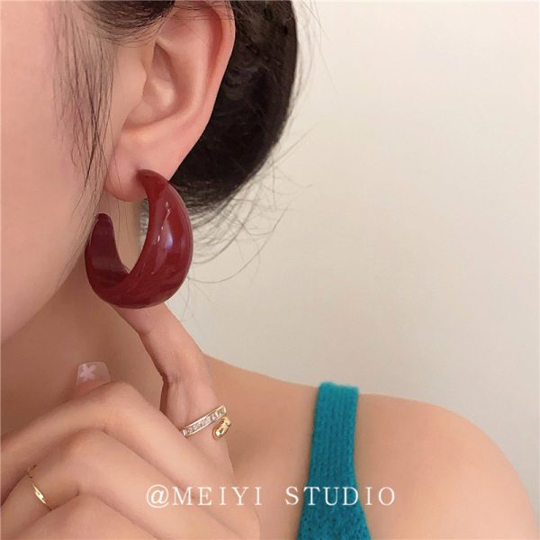 French retro white temperament, burgundy acrylic earrings, Hong Kong style, high-end, fashionable, versatile earrings, explosive trend