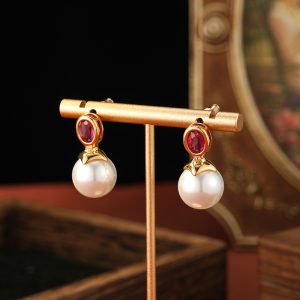 French vintage elegant ruby pearl stud earrings silver needle niche New Year's earrings high-end light luxury fashion earrings