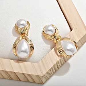 European and American exaggerated imitation pearl drop earrings, French light luxury fashion, creative court retro earrings, Internet celebrity earrings, women