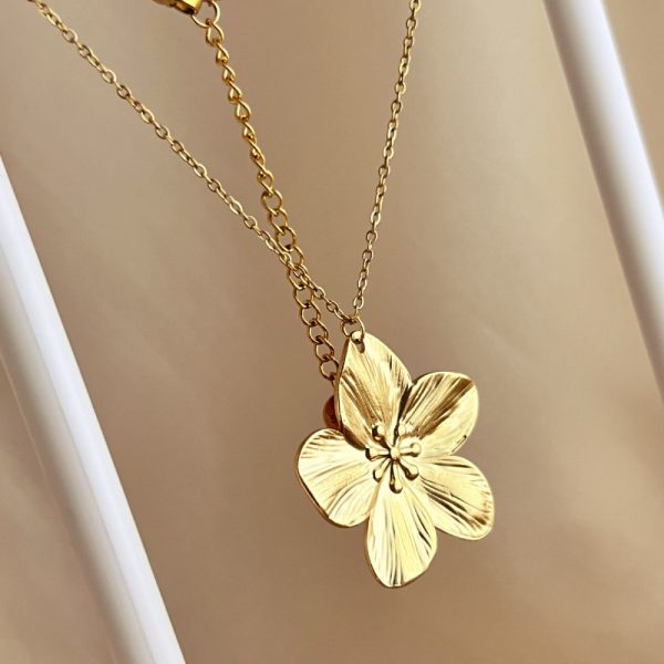 European and American high-end light luxury necklace feminine fashion flower irregular versatile titanium steel collarbone chain ins necklace