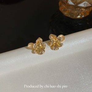Cinnamon mist cold French retro gold three-dimensional flower earrings women's niche light luxury high-end simple and versatile earrings