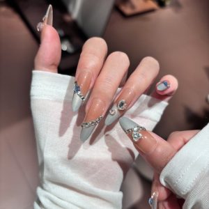 Internet celebrity explosive rich daughter temperament, light luxury, high-end atmosphere, fairy wearing nail nail patch, finished product