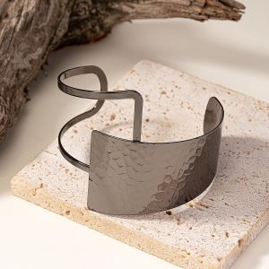 Cross-border e-commerce simple exaggeration, European and American style temperament bracelet niche design style cold wind opening bracelet hand ornament women