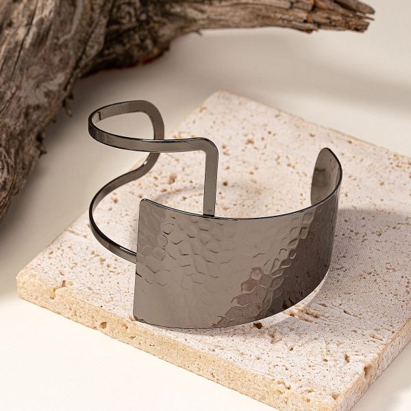 Cross-border e-commerce simple exaggeration, European and American style temperament bracelet niche design style cold wind opening bracelet hand ornament women - Image 3