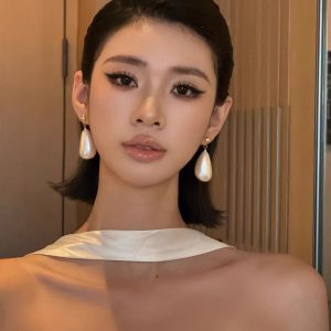 New retro Hong Kong style temperament water drop pearl simple earrings atmospheric French versatile earrings