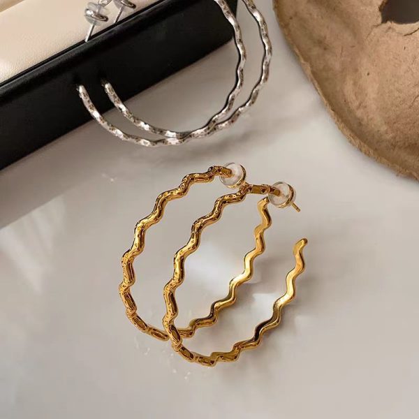 European and American square round face show face, small metal, silver waves, large hoop earrings, women's high-end, light luxury, high-end earrings, earrings, earrings