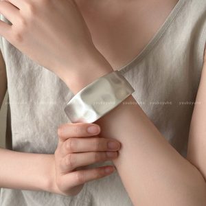 Vintage Brushed Irregular Cross Bracelet Women's Summer 2025 New Cold Wind Bracelet Niche Design Hand Ornament
