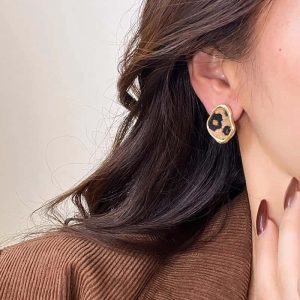 French Hong Kong style retro leopard print stud earrings for women's new irregular high-end temperament fashion autumn and winter earrings clip earrings
