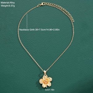 Cross-border hot selling pleated flower pendant necklace fashion personality women's metal collarbone chain simple temperament necklace