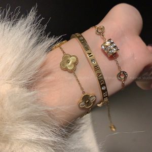 Titanium steel does not fade ~ Roman letter small man's waist gold bracelet high-end sense light luxury four-leaf clover bracelet bracelet jewelry women