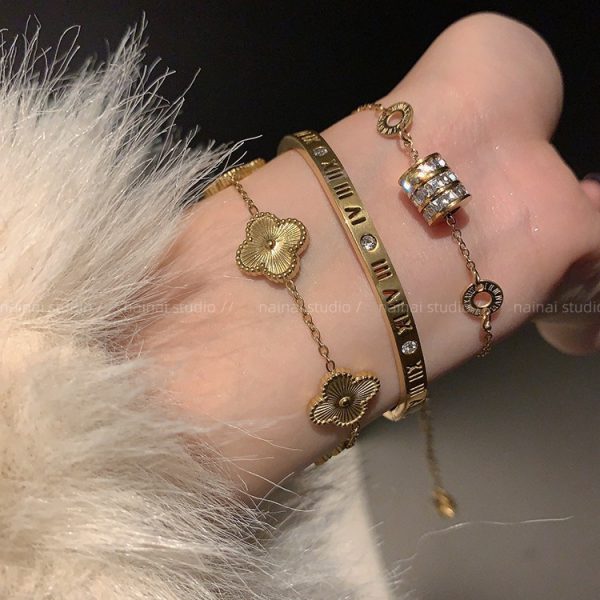 Titanium steel does not fade ~ Roman letter small man's waist gold bracelet high-end sense light luxury four-leaf clover bracelet bracelet jewelry women