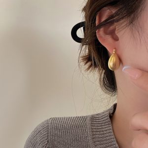 French retro fashion niche design brushed earrings simple and cold wind explosion earrings temperament elegant earrings