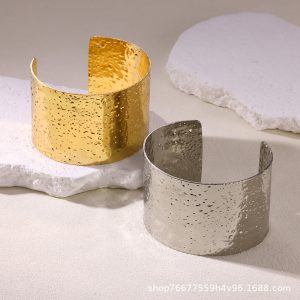 Cross-border European and American metal bracelets can be adjusted gold bracelets, women's exaggerated sense of luxury, open wide bracelets, and sent on behalf of others