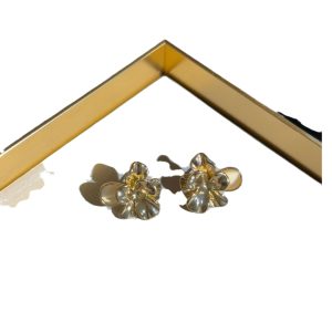 Cinnamon mist cold French retro gold three-dimensional flower earrings women's niche light luxury high-end simple and versatile earrings
