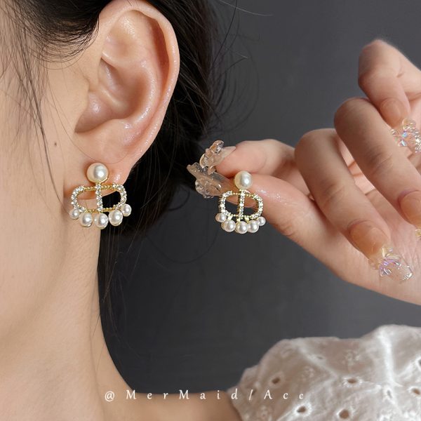 "French Girl" insomnia mermaid CD pearl earrings female stud earrings French vintage high-end small fragrance ear clips - Image 3