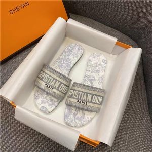 D family with the same letter embroidered slippers women's 2022 spring and summer new leather versatile flat bottom to wear beach sandals