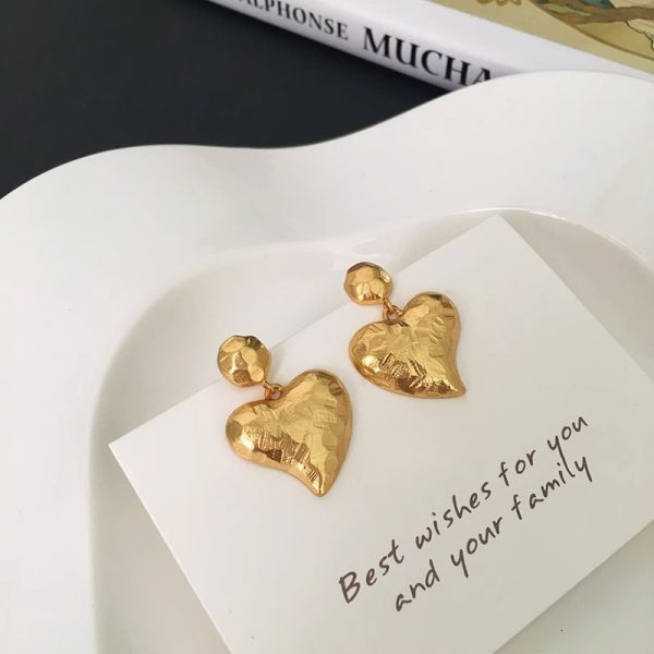 Guli Nazha has the same texture love earrings, French art retro handmade frosted love peach heart stud earrings
