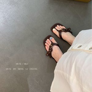 2025 new spring and summer square toe flat belt buckle French vintage clip outside to wear holiday flip flops for women