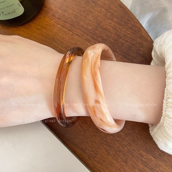 Irregular wide-brimmed acrylic acetate bracelet female summer retro geometric ins niche design student girlfriend hand ornament - Image 3