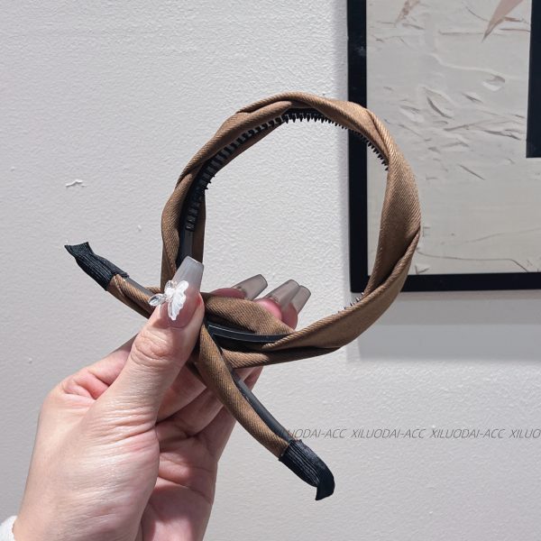 Headband Female Korean Version Simple and Versatile with Teeth Anti-slip Twist Diagonal Stripe Fabric Headband, Face Wash Hairband, Hairpin Headpiece - Image 4