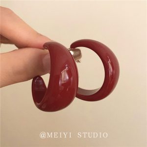 French retro white temperament, burgundy acrylic earrings, Hong Kong style, high-end, fashionable, versatile earrings, explosive trend