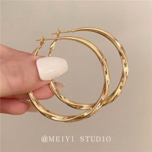 French retro twisted metal large hoop earrings high-end temperament 2025 new fashionable and versatile simple earrings