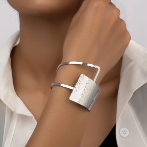Cross-border e-commerce simple exaggeration, European and American style temperament bracelet niche design style cold wind opening bracelet hand ornament women
